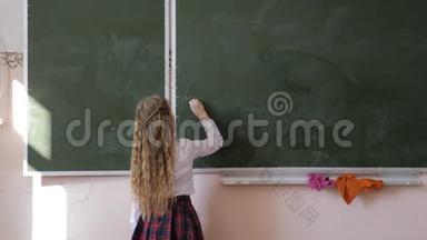 小女孩坐在学校的<strong>班级</strong>里学习。